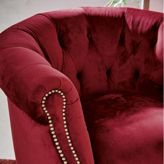 kvalitne elegantne presivane cerveny zamat chesterfield calunene kreslo elegantne mestanska vila kastal obyvacka nabytok zariadenie.jpg